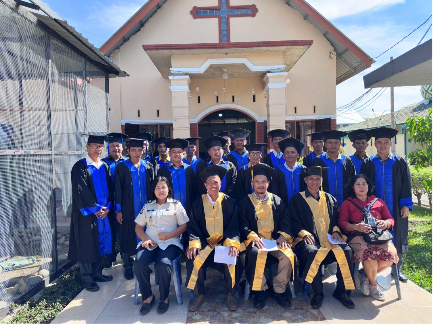 Wisuda BSIB bersama pengajar di lapas
